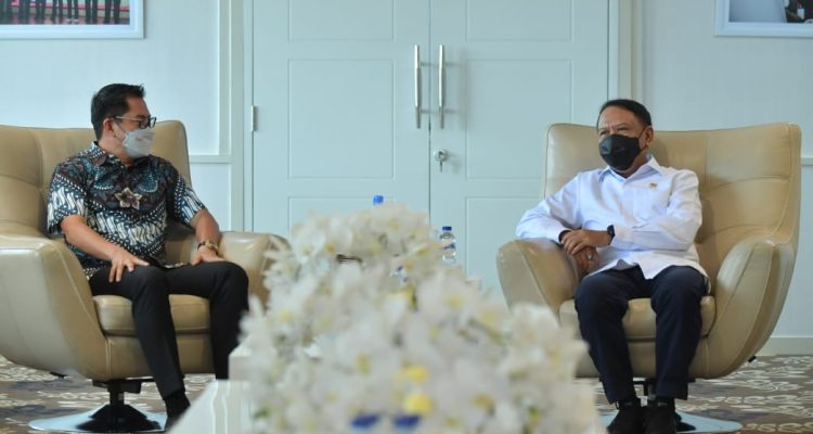 Menteri Pemuda dan Olahraga Republik Indonesia (Menpora RI) Zainudin Amali menerima kunjungan Bupati Minahasa Utara, Sulawesi Utara, Joune J. E. Ganda di ruang kerjanya lantai 10, gedung Kemenpora, Jakarta Pusat, Selasa (6/4). (foto:bagus/kemenpora.go.id)
