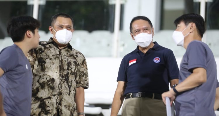 Menteri Pemuda dan Olahraga Republik Indonesia (Menpora RI), Zainudin Amali mampir menengok pemusatan latihan Timnas Indonesia di Stadion Madya, Senayan, Jakarta, Jumat (7/5) malam. Hal ini spontan dilakukan Menpora Amali saat hendak pulang dari kantornya.(foto:rayki/kemenpora.go.id