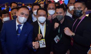 Menteri Pemuda dan Olahraga Republik Indonesia (Menpora RI) Zainudin Amali menyapa putra Presiden Joko Widodo, Kaesang Pangarep dan selebritis top Tanah Air, Raffi Ahmad pada Kongres Biasa PSSI di Hotel Raffles, Jakarta, Sabtu (29/5). Kehadiran mereka menandakan bahwa sepak bola mulai mendapat kepercayaan dari publik.(foto:bagus/kemenpora.go.id)