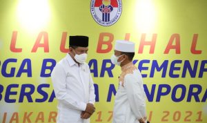 Zainudin Amali menggelar halalbihalal secara virtual dan bertemu secara terbatas bersama jajarannya di Wisma Kemenpora, Jakarta, Senin (17/5). Kegiatan silaturahmi secara daring dilakukan demi menekan penyebaran virus Covid-19. (foto:rayki/kemenpora.go.id)