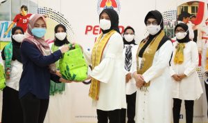Dharma Wanita Persatuan (DWP) Kemenpora menggelar bakti sosial dengan memberikan paket sembako kepada tenaga honorer di lingkungan Kemenpora. Adapun bantuan sembako yang disalurkan sebanyak 287 paket.(foto:putra/kemenpora.go.id)