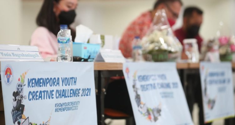 Kemenpora Youth Creative Challenge 2021 telah memasuki fase penjurian setelah berakhir pada 20 Mei kemarin. Proses penjurian dalam kegiatan ini dilakukan secara transparan. Para peserta dapat mengikuti proses tahapan seleksi hasil karya mereka melalui virtual.(foto:rayki/kemenpora.go.id)