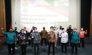 Kementerian Pemuda dan Olahraga Republik Indonesia (Kemenpora RI) menyerahkan medali Pekan Pemuda Nasional (PPN) 2020 dan Pemuda Hebat 2021 di Wisma Kemenpora, Jumat (28/5). Mereka mendapatkan penghargaan setelah menunjukkan kreativitasnya dalam kegiatan Pekan Pemuda Nasional. (foto:putra/kemenpora.go.id)
