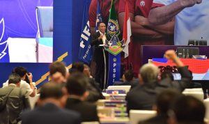 Kompetisi sepak bola Liga 1, Liga 2, dan Liga 3 kian menemui harapan. Menteri Pemuda dan Olahraga Republik Indonesia (Menpora RI) Zainudin Amali menjamin bahwa izin untuk bergulirnya kompetisi sepak bola nasional tersebut akan turun. (foto:bagus/kemenpora.go.id)