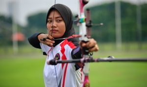Atlet panahan Indonesia Diananda Choirunisa sekarang tinggal menanti lawan di babak 32 besar. (foto: NOC Indonesia)