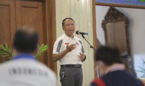 Menpora Amali meminta kepada para atlet terus semangat berlatih sebagai bekal menghadapi event internasional beberapa waktu dekat ini.(foto:egan/kemenpora.go.id)