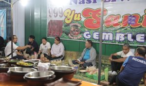 Menpora Amali diajak makan nasi liwet oleh atlet Para- Bulutangkis Indonesia, Leani Ratri Oktila.(foto:egan/kemenpora.go.id)