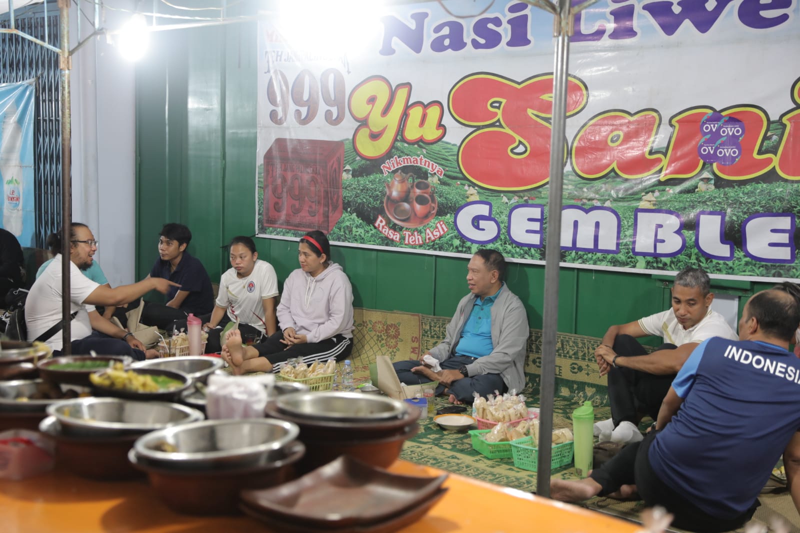 Menpora Amali diajak makan nasi liwet oleh atlet Para- Bulutangkis Indonesia, Leani Ratri Oktila.(foto:egan/kemenpora.go.id)