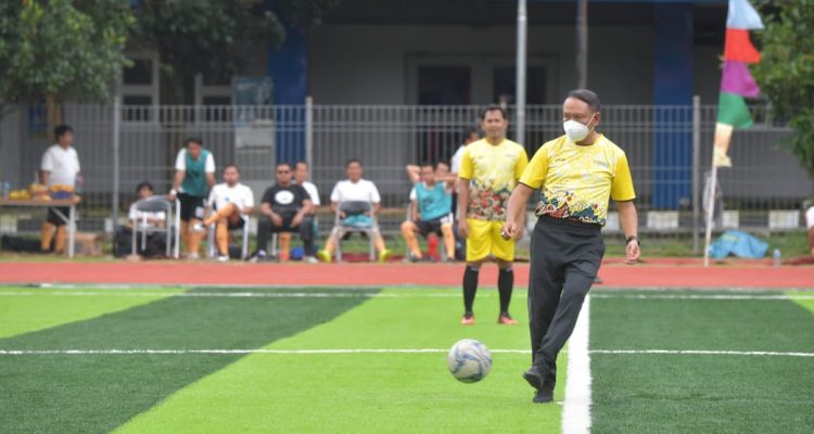 Menpora Zainudin Amali-Saksikan-Pertandingan-Persahabatan-Antara-Tim-Kemenpora-dengan-Tim-FIK-UNNES