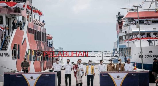 Presiden Joko Widodo meresmikan tujuh pelabuhan penyeberangan dan empat kapal motor penumpang (KMP) di Kawasan Dermaga Pelabuhan Ajibata, Kabupaten Toba, Sumatera Utara.