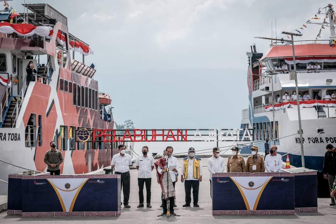 Presiden Joko Widodo meresmikan tujuh pelabuhan penyeberangan dan empat kapal motor penumpang (KMP) di Kawasan Dermaga Pelabuhan Ajibata, Kabupaten Toba, Sumatera Utara.