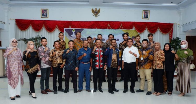 Foto Bersama Pengurus BPC HIPMI Muna dengan Pemkab Muna usai Diklatcab