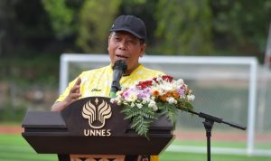 Rektor Universitas Negeri Semarang (UNNES) Fathur Rokhman mengucapkan terima kasih kepada Menpora Zainudin Amali atas kehadirannya di UNNES untuk meresmikan lapangan sepakbola sintetik. Hal tersebut disampaikan saat memberikan sambutan pada peresmian lapangan sepakbola sintetik (UNNES), Sabtu (26/2) sore.(foto:rayki/kemenpora.go.id)