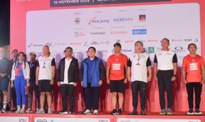 Magelang - Ribuan pelari memadati kawasan Taman Lumbini, Candi Borobudur, Magelang, Minggu (16/11), saat Bank Jateng Borobudur Marathon 2025 resmi digelar. Menteri Pemuda dan Olahraga (Menpora) RI Erick Thohir hadir untuk memberi sambutan sekaligus melepas peserta yang mengikuti tiga nomor lomba: Marathon, Half Marathon, dan 10K. Dalam arahannya, Erick mengingatkan para pelari untuk menjaga kondisi fisik sepanjang lomba. “Mulai sehat, kembali juga harus sehat. Jangan memaksakan diri,” ujarnya. Menpora menegaskan komitmen pemerintah pusat untuk terus mendukung penyelenggaraan Borobudur Marathon. Ia menilai event ini telah menjadi bagian penting dari pengembangan sports tourism nasional dan siap memperkuat kolaborasi dengan Pemerintah Provinsi Jawa Tengah.